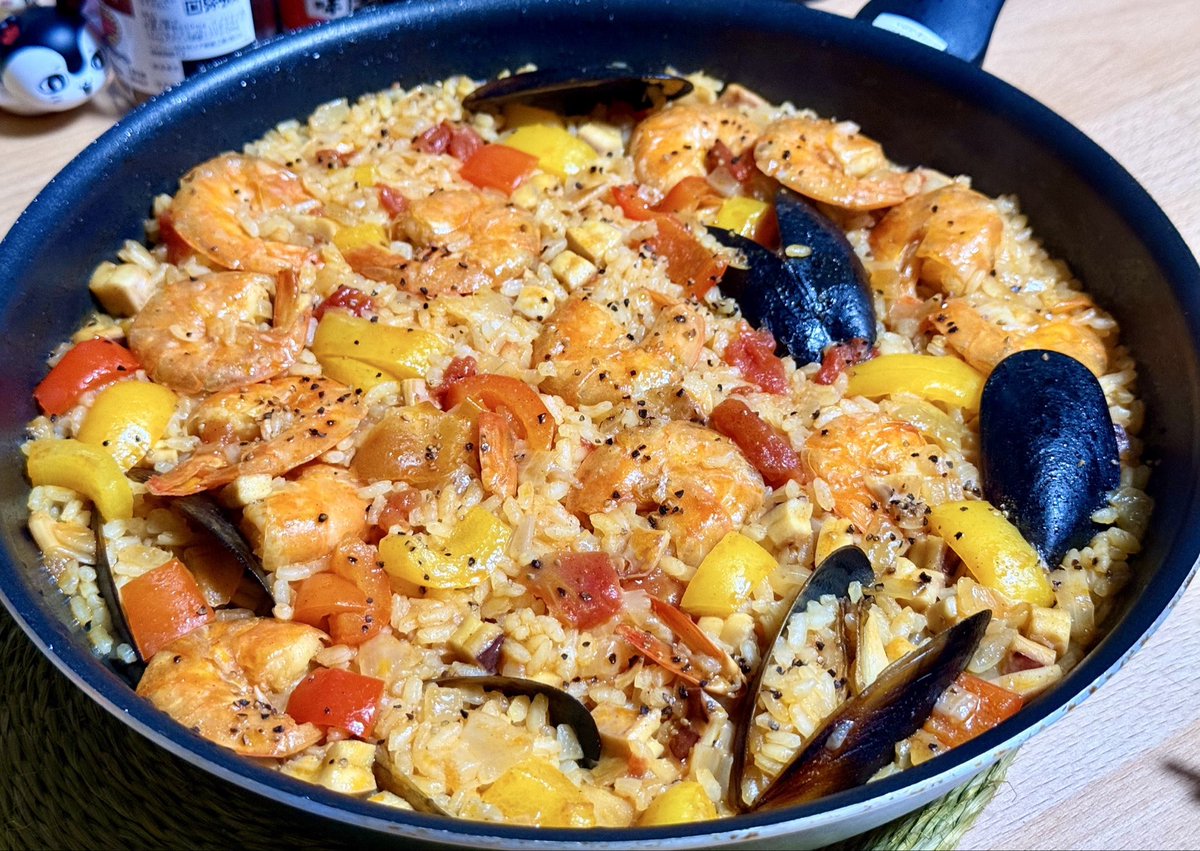 parallel_ofcl's tweet photo. Parallelの休日✌️
ケイ自宅にてスペイン料理🥘を振る舞いつつ、ベイブレードにスマブラにジョジョ…！！(子供部屋おじさんの家w)

頑張った自分たちへのご褒美！？をしまくる2人とマネージャー君🙆‍♂️

仲睦まじくあたたかな休日でした☺️ https://t.co/2aGSQoxJhL