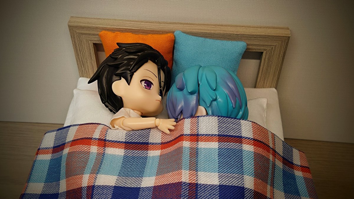 nyamo31's tweet photo. ふたりのためにベッドを作りました。広いベッドでも、ふたりくっついて、おやすみなさい🧡🩵
#ねんどーるデス会議 https://t.co/LkowVmiYpf