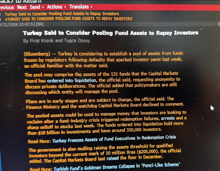 t_ozay's tweet photo. Türkiye'nin yatırımcılara geri ödeme yapmak için fon varlıklarını birleştirmeyi düşündüğü söyleniyor. 

(via @Daphniful @FiratKozok )

Konuyla ilgili bilgi sahibi bir yetkilinin verdiği bilgiye göre, Türkiye, geçen hafta yatırımcı paniğine yol açan temerrütlerin ardından düzenleyiciler tarafından dondurulan fonlardan bir varlık havuzu oluşturmayı değerlendiriyor.

İsminin açıklanmasını istemeyen yetkili, havuzun Sermaye Piyasaları Kurulu'nun tasfiye emri verdiği 131 fonun varlıklarından oluşabileceğini söyledi. Yetkili, politika yapıcıların havuzu hangi kuruluşun yöneteceği konusunda hâlâ görüşmelerde bulunduğunu da ekledi.

Yetkili, planların henüz başlangıç ​​aşamasında olduğunu ve değişime açık olduğunu söyledi. Maliye Bakanlığı ve denetleyici kuruluş Sermaye Piyasası Kurulu ise yorum yapmaktan kaçındı.

Bir araya getirilen varlıklar, fon sektöründe yaşanan krizin tetiklediği geri ödeme başarısızlıkları, tutuklamalar ve geçen hafta hisse senetlerinde yaşanan sert satış dalgasının ardından yatırımcıların geri almak istediği parayı yönetmek için kullanılabilir . Tasfiye emri verilen fonlar, 18 milyar dolardan fazla yatırıma ve yaklaşık 350.000 yatırımcıya sahip.

Yetkili, hükümetin ayrıca nitelikli yatırımcılar için mevcut 10 milyon lira (205.000 dolar) olan varlık eşiğini daha da yükseltmeyi düşündüğünü de sözlerine ekledi. Sermaye Piyasası Kurulu en son Aralık ayında bu eşiği yükseltmişti .
https://t.co/gwaLbm76ND