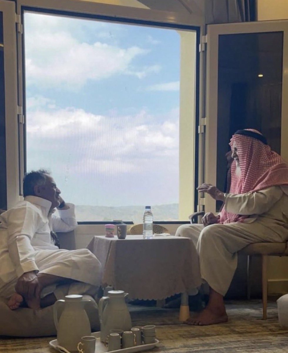 az_n3o5's tweet photo. يوحيك قلبي قبل توحي سموعي 
حتى العروق الجاريه يشهدنّي 
محمد الخس https://t.co/vEvAGLm1Pw