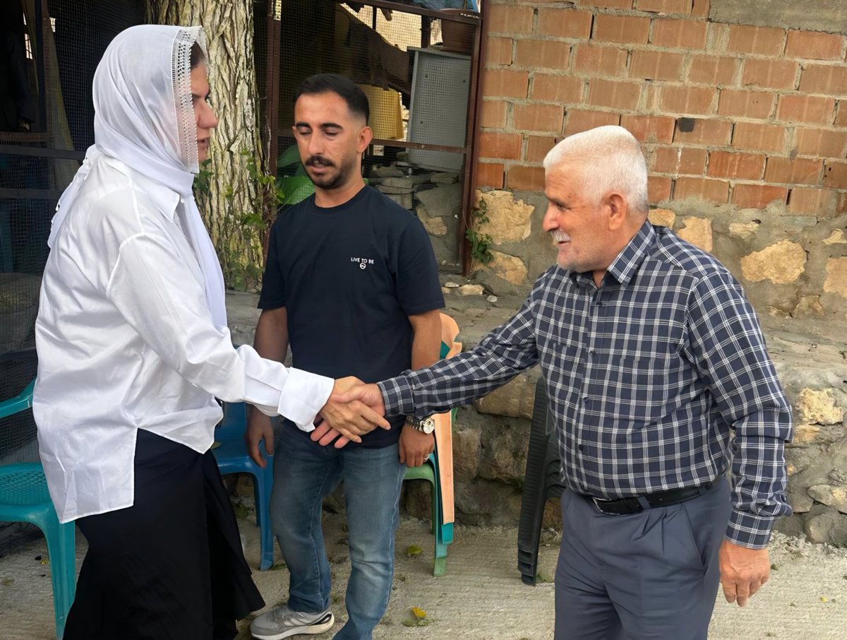 Kepoluasuna's tweet photo. 📍Silvan

Yeşilköy (Dırun) köyünde Eken ailesinin taziyesinde bulunduk.

Merhumeye Cenab-ı Allah’tan rahmet kederli ailesine başsağlığı ve sabır diliyorum.

Mekânı cennet olsun. https://t.co/nYmsKjEgdE