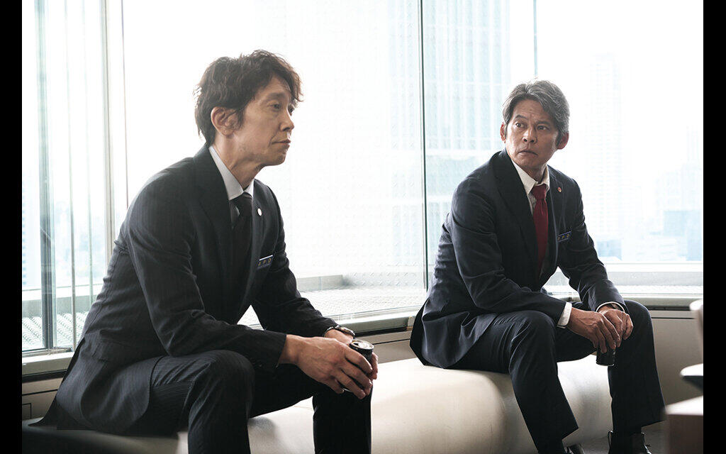 zonaha's tweet photo. 「踊る大捜査線 N.E.W. メトロポリスを駆け抜けろ！」が一番刺さる世代は、私のようなもうすぐ引退する人間だと思う。

北丘雲斗警視正の「オマエのエンジンはどこにある？」というセリフね。
自分のキャリアはここまでだから、後は退職まで職務を全うするだけ、でも若い頃より熱量は低い。
退職を迎えるまでに辞めた人間も居るし、現場から退いた人間も居る。
それは組織に属す上での生存戦略なんだが、オマエはあの頃のままだ。
オマエの現場にこだわる情熱はどこから？燃料は何？という質問。
質問者自体も正解が分からない曖昧な問いなのに、青島警部補は答えられない。
ここは凄く現実味があるなと思った。
仲間のためとか、正義のためとか即答できない。
だからエンジンがどこにあるか？について青島警部補自身が回答しないまま物語は終わるんだよね。

この映画、ここだけは凄く良い。
「踊る大捜査線」シリーズで青島俊作という一人の人間の人生に付き合って来たのだと今までシリーズを見て来た人間は感慨深くなるんだ。

青島警部補が所轄から本庁の捜一まで行けたのは、情熱があったからなんだよな、その上で残り少ない警察人生でオマエのエンジンはどこ？と問われても、答えられないのは分かる。
だから、この映画は青島俊作が自身のエンジンを回す燃料を探すところで終わるはずなんだけど、そこは曖昧にしているのが良くない。
