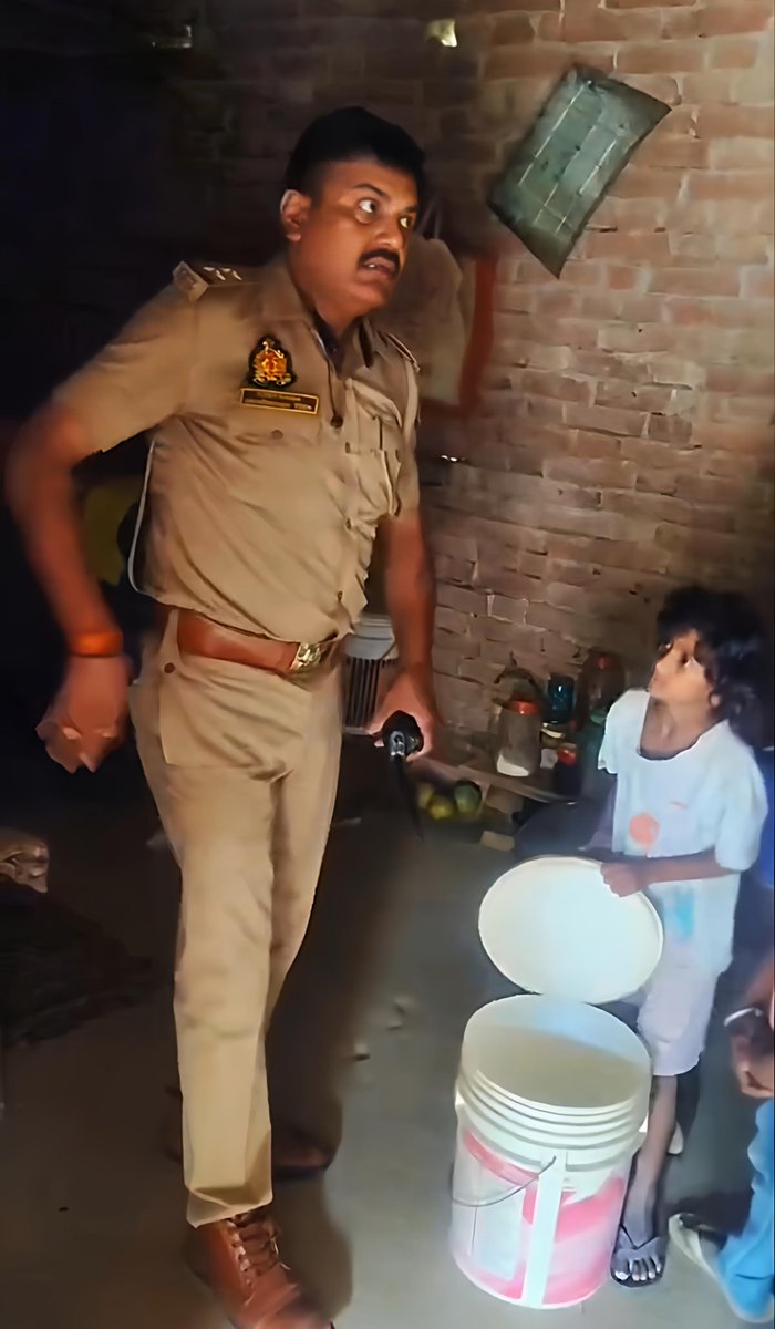 AmitNationlist's tweet photo. ये है उत्तर प्रदेश पुलिस के दरोगा श्री लक्ष्मीकांत सैंगर जी...

इनके पास एक शराबी आदमी की पत्नी अपने पति की शिकायत लेकर गई थी, कि उसका पति शराब पीकर उसके साथ मारपीट करता है, और इस  समय घर में कुछ भी खाने के लिए नहीं है बच्चे भूंखे है...

दरोगा जी उस महिला को वहीं बिठाकर उसके घर पर पहुंच गए और जब वहां जाके बच्चों से बात की तो सुनकर हैरान रह गए...
क्योंकि बच्चे सच में भूंखे थे और घर में जरा सा भी खाने का राशन नहीं था...

भूख से व्याकुल बच्चों की तड़प दरोगा जी से देखी नहीं गई, उन्होंने तुरंत उन बच्चों के लिए खाने पीने और कुछ जरूरत के कपड़े आदि व्यवस्था कर दी...

और उस शराबी आदमी को बड़े प्यार से समझाया कि शराब के चक्कर में क्यों अपने घर का विनाश करने पर तुले हुए हो...

दरोगा जी की बात सुनकर शराबी आदमी की आंखों से आंसू छलक पड़े और उसने आगे से ऐसी गलती ना करने का वादा किया...

इस घटना में अगर शायद कोई और दरोगा जी होते तो शायद वो भूंख से व्याकुल बच्चों की पीड़ा को ना देखते हुए शराबी आदमी को अंदर कर देते...
लेकिन सेंगर साहब ने इंसानियत की एक ऐसी मिसाल कायम की है जो अन्य पुलिसकर्मियों के लिए भी प्रेरणा बनेगी...
