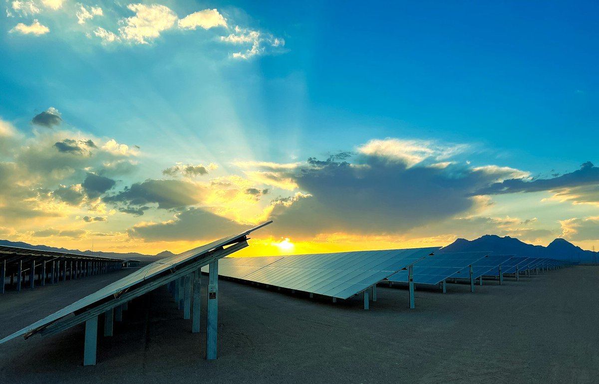 pvmagazineusa's tweet photo. U.S. solar capacity nears 300 GW, enough to power 50 million homes https://t.co/vPvV1DPGDJ #SolarEnergy #USEnergy #EnergyStorage https://t.co/XPd9ZxaVMU