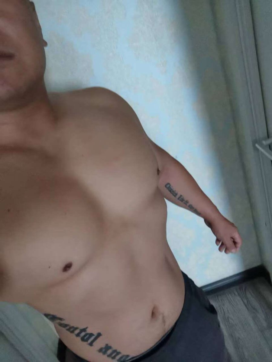 cudazhinan02's tweet photo. 钢铁直男注重健身，这样的肌肉不夸张刚刚好，看的真让人兴奋，想让他🐍脸上。猛男也有软肋！有需要帮钓主页滴 https://t.co/BFOceuCTqd