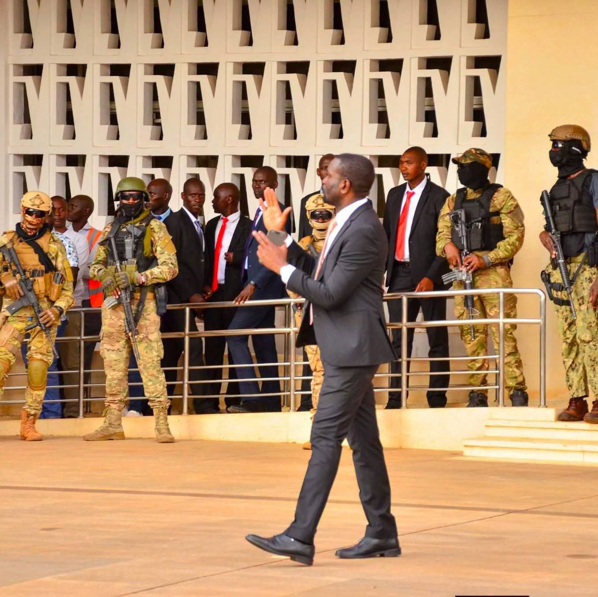linc_ke3's tweet photo. Yeye alisema atapigana until the end. But swali ni moja, akigeuka nyuma atakupata ama utakuwa ushanunuliwa... https://t.co/bG0zEogGnB