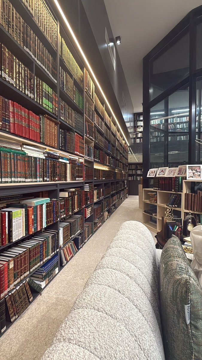 tholothia's tweet photo. #مكتبتي 📚
إنها الملاذ الآمن ،والغذاء الصافي ،
سلوة النفس ،ونشوة العقل ،وسكينة الروح  📕 https://t.co/py6DRjtmBE
