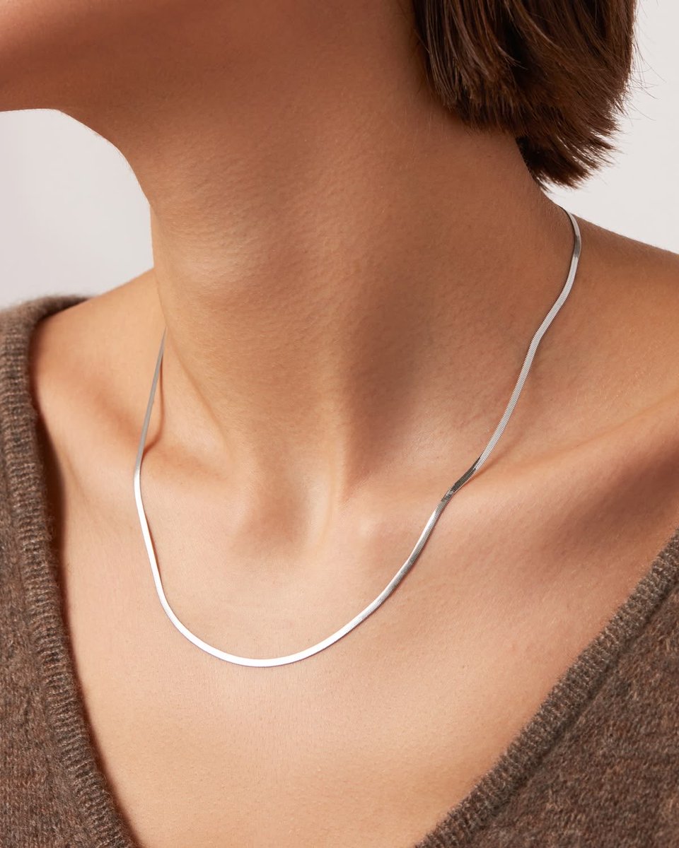 bnnuywings's tweet photo. niche thinspo: women with visible collarbones wearing snake chain necklaces https://t.co/jGL1CH9uvT