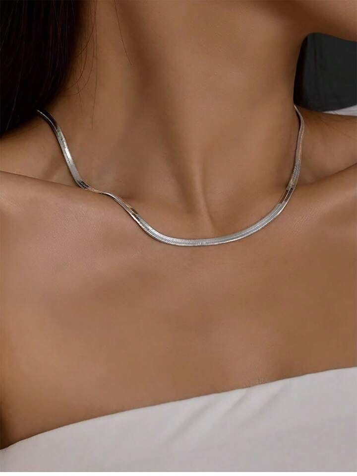 bnnuywings's tweet photo. niche thinspo: women with visible collarbones wearing snake chain necklaces https://t.co/jGL1CH9uvT