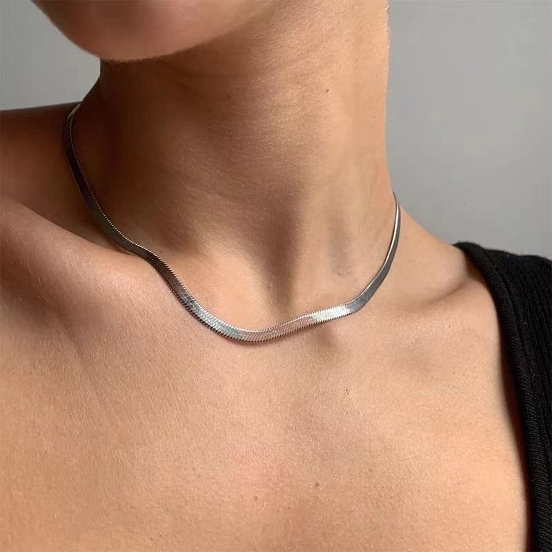 bnnuywings's tweet photo. niche thinspo: women with visible collarbones wearing snake chain necklaces https://t.co/jGL1CH9uvT