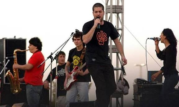 NahueeelCJS's tweet photo. hace 20 años el pato volvía a los escenarios, después de tanta injusticia social cómo política él volvía,gracias por ser la cara de la justicia social, gracias por volver, los que te dieron la espalda hoy en día les esta yendo muchísimo peor, no te bajes mas patricio sos eterno. https://t.co/5Q00OpQpyo