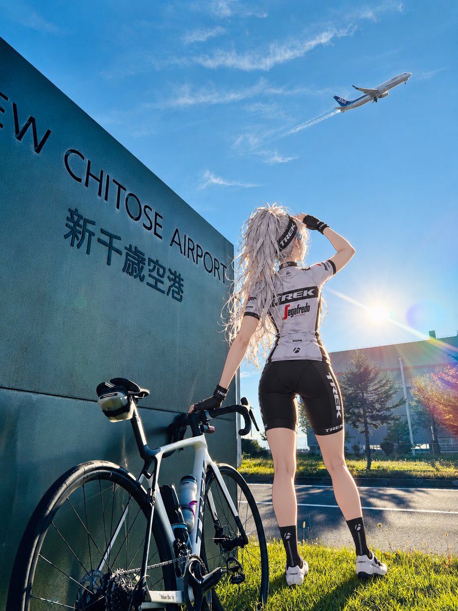 skyler_trek's tweet photo. 【新千歳空港ライド1/4】✈️🚲

新千歳空港に到着！
Madoneと一緒に見上げた空へ、ちょうど旅客機がテイクオフ。

走ってきた道の先に広がる青空を見ていると、もっと遠くへ行きたくなる。
次は空港の中を探検するよ。お楽しみに！✨

#新千歳空港ライド #新千歳空港 #北海道ライド #TREK #Madone https://t.co/M3w4dyDaw5