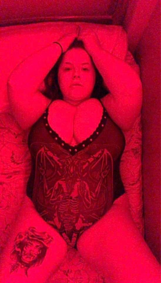 guykmo7UK's tweet photo. Courtney, 24, is Tamara’s cousin and would milk me dry #cuck #risk #wankchat #horny #nsfwtwt https://t.co/PQG6bmrDTF