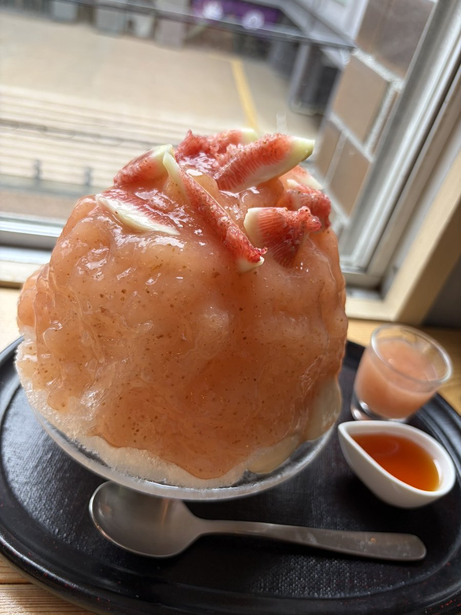 ris_bb's tweet photo. 今日がかき氷最終日と聞いて、仕事上がりに福新堂さんへ🍧

1杯目『無花果のかき氷』
最初はたっぷりのいちじくとシロップをシンプルに味わい、香りの良いアールグレイシロップで味変、いちじくの追いシロップとめちゃ美味しい練乳で幸せの後味💖✨食べれて良かった💕 https://t.co/5de9KLzMjN