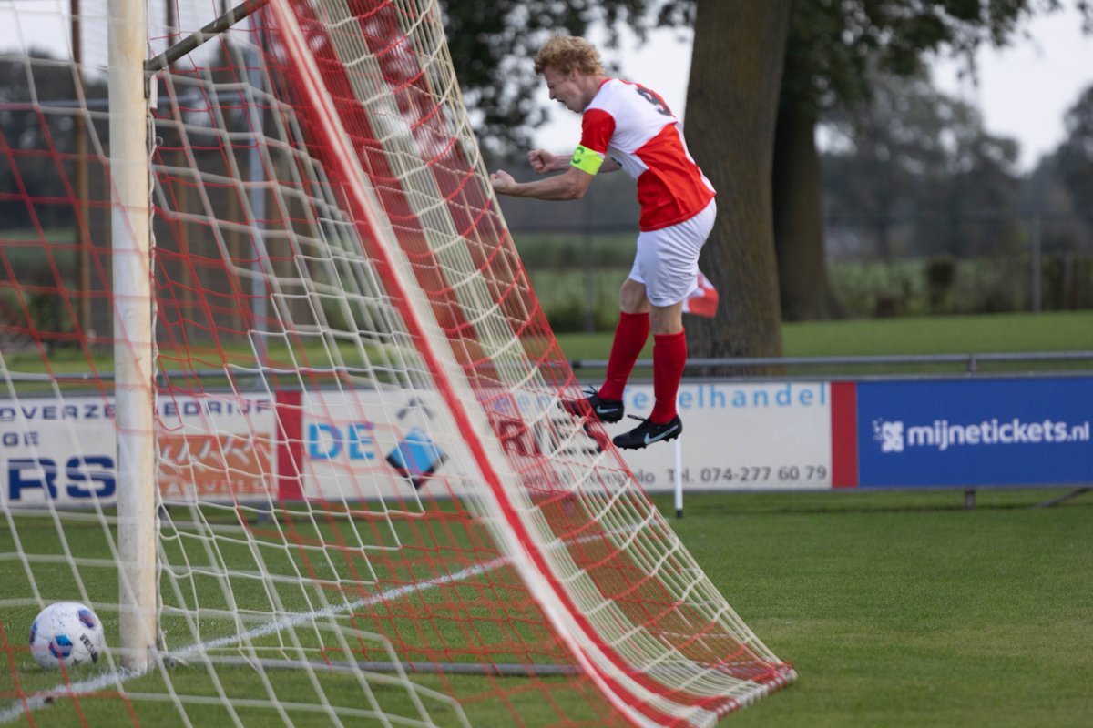 EindeVantWim's tweet photo. Was gisteren aanwezig bij @dsvd1935 tegen @ksvAchilles12 uitslag 1 - 0. "Ein intensives Spiel mit einem Lattentreffer" zou een Duitser zeggen. Op basis van de kansen en 1e helft een verdiende zege voor DSVD. Al mijn foto's staan op mijn Facebook site "Wim van 't Einde Fotograaf". https://t.co/7lMmsk1Y7L