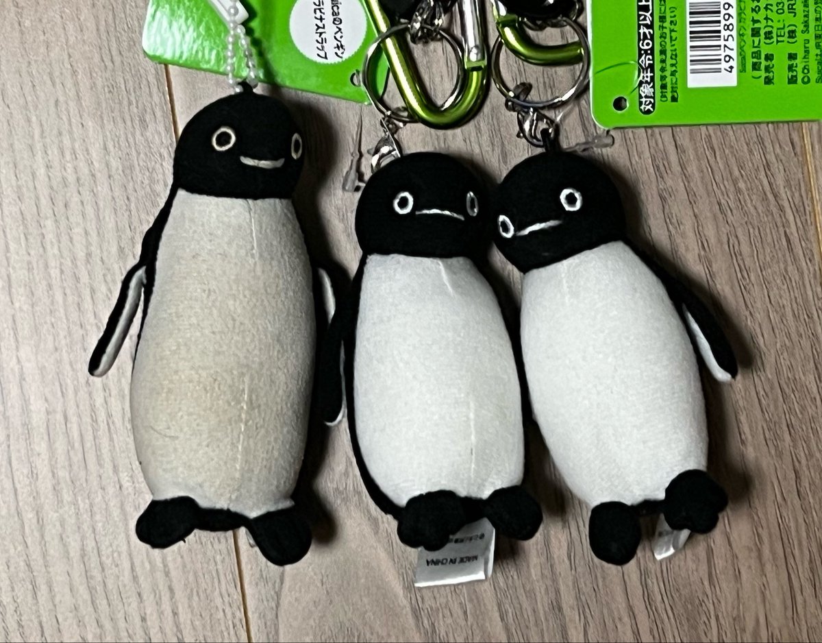 helloDuck55555's tweet photo. カラビナペンギンってサイズ違うんだね

←19年前ペンギン　　　最近やってきたペンギン→ https://t.co/Bu1aE1xyE3