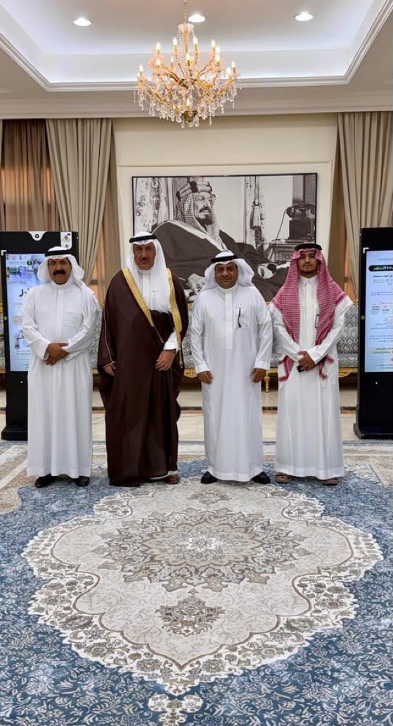 aln3mh2024's tweet photo. اطلع سعادة محافظ القريات الدكتور طلال التمياط على برامج ومشاريع جمعية البركة للأمن الغذائي اثناء لقائه برئيس مجلس إدارة جمعية البركة للأمن الغذائي بالقريات الدكتور/ محمد الريض واعضاء المجلس الذي بيّن دور الجمعية في حفظ فائض الطعام وتحقيق الأمن الغذائي والحد من الهدر الغذائي ، كما اطلع سعادته على التقرير الختامي لاعمال الجمعية لعام ٢٠٢٥ ، وتضمن اللقاء تدشين تطبيق «لتدوم» المقدم من هيئة الأمن الغذائي وحملة «بلا هدر» ضمن جهود الجمعية في نشر الوعي وتعزيز الممارسات المستدامة في حفظ الغذاء والحد من هدره.

#جمعية_البركة_للأمن_الغذائي