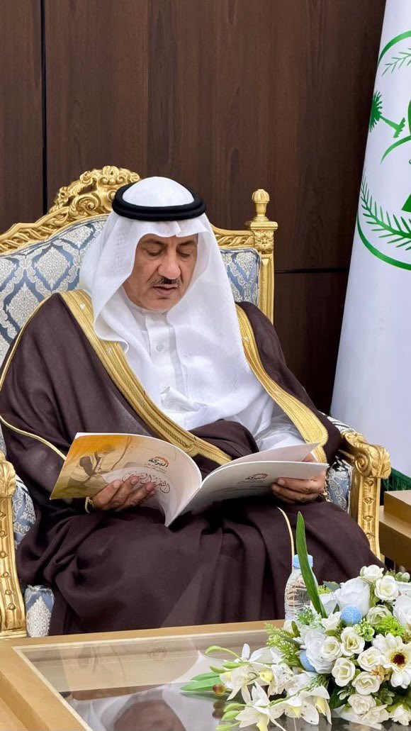 aln3mh2024's tweet photo. اطلع سعادة محافظ القريات الدكتور طلال التمياط على برامج ومشاريع جمعية البركة للأمن الغذائي اثناء لقائه برئيس مجلس إدارة جمعية البركة للأمن الغذائي بالقريات الدكتور/ محمد الريض واعضاء المجلس الذي بيّن دور الجمعية في حفظ فائض الطعام وتحقيق الأمن الغذائي والحد من الهدر الغذائي ، كما اطلع سعادته على التقرير الختامي لاعمال الجمعية لعام ٢٠٢٥ ، وتضمن اللقاء تدشين تطبيق «لتدوم» المقدم من هيئة الأمن الغذائي وحملة «بلا هدر» ضمن جهود الجمعية في نشر الوعي وتعزيز الممارسات المستدامة في حفظ الغذاء والحد من هدره.

#جمعية_البركة_للأمن_الغذائي