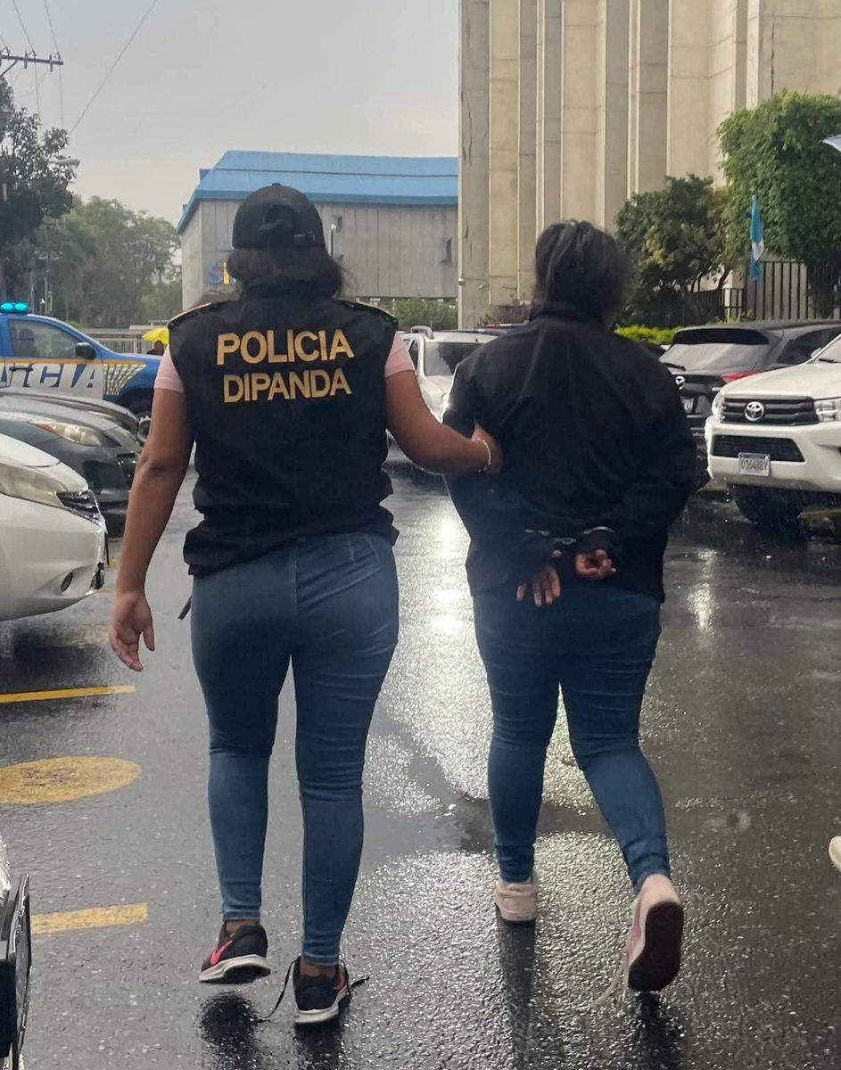 RadioTGWTV's tweet photo. 🟠#BrevesTGW | 🚔 Investigadores de #DIPANDA capturaron en flagrancia a una mujer de 20 años, señalada de extorsionar a un comerciante.
El operativo se realizó en la zona 3, donde se le incautaron dos teléfonos celulares y un paquete que simulaba contener Q5 mil.

📸 @PNCdeGuatemala