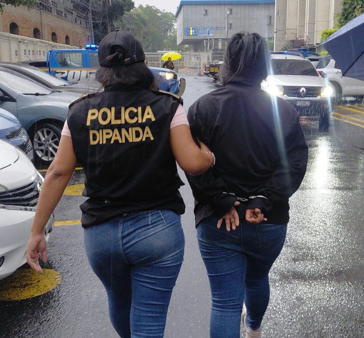 RadioTGWTV's tweet photo. 🟠#BrevesTGW | 🚔 Investigadores de #DIPANDA capturaron en flagrancia a una mujer de 20 años, señalada de extorsionar a un comerciante.
El operativo se realizó en la zona 3, donde se le incautaron dos teléfonos celulares y un paquete que simulaba contener Q5 mil.

📸 @PNCdeGuatemala