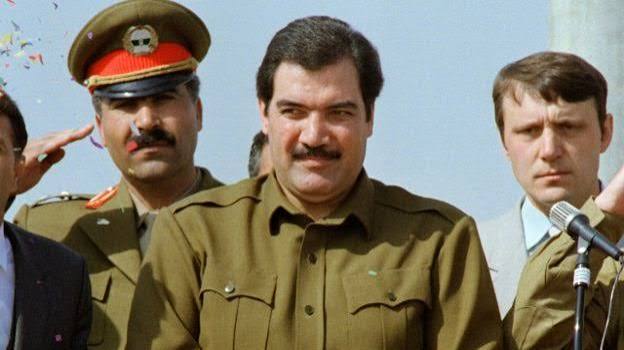 TheLostJalalzai's tweet photo. مشکل ما اگر قومی میبود حل میکردیم. 
کاشکی میبود. 
یک خط مستقیم میکشیدیم و خلاص. 
مگر قومی نیست.

شما میدانید که هزاران مرد پشتون زیر قومانده احمدشاه مسعود میجنگیدند. 
معاون داکتر نجیب یک پنجشیری بود. 

 ولی در اخر نه پشتون ماند و نه تاجک: هم احمدشاه مسعود کشته شد هم نجیب کشته شد. 

و مسعود را پشتون ها نه کشتند. 

متوجه هستید؟