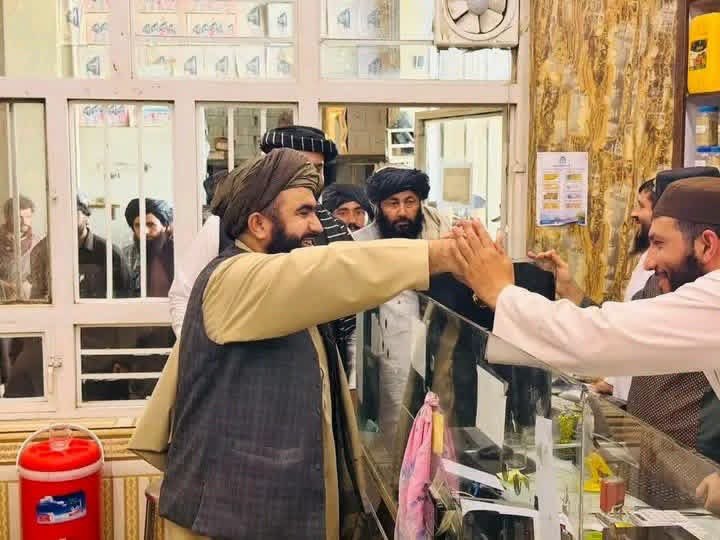 SayedAh24486691's tweet photo. د هلمند والي مولوي امان‌ الدین منصور په مشرۍ د سوداګرۍ او پانګوني خوني له مسؤلینو سره د یو شمېر تولیدي کارخونو څخه لیدنه کړې ده.

د دې لیدني موخه د صنعت‌ کارانو ستونزي اورېدل او د کورنیو تولیداتو د پیاوړتیا لپاره د حل لارو لټول بلل سوي.

د کارخونو مسؤلینو د برېښنا، خامو موادو، بازارموندني او د تولیداتو د خرڅلاو ستونزي شریکي کړې، او والي صاحب د دغو ستونزو د حل او د پانګوني د ودي په برخه کي د همکارۍ ډاډ ورکړی دی.