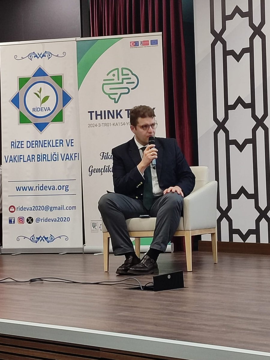 Kusak2026's tweet photo. İlk panelde Doç. Dr. Cenk Beyaz moderatörlüğünde “Yeşil Mutabakat’tan Sıfır Atığa: Gençler İklim Politikasının Neresinde?” paneli düzenlendi. Sıfır Atık Uyg. Daire Bşk. Ekrem Yıldırım ve Sıfır Atık Vakfı GM Mustafa Erdağı ile gençlerin iklim politikalarındaki rolü ele alındı. ♻️ https://t.co/a5o3dyC4XS