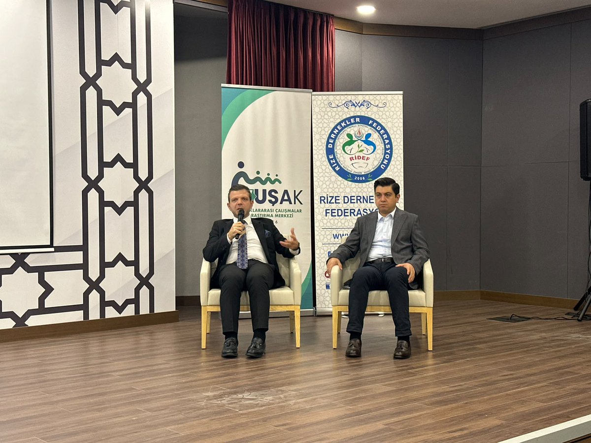 Kusak2026's tweet photo. İlk panelde Doç. Dr. Cenk Beyaz moderatörlüğünde “Yeşil Mutabakat’tan Sıfır Atığa: Gençler İklim Politikasının Neresinde?” paneli düzenlendi. Sıfır Atık Uyg. Daire Bşk. Ekrem Yıldırım ve Sıfır Atık Vakfı GM Mustafa Erdağı ile gençlerin iklim politikalarındaki rolü ele alındı. ♻️ https://t.co/a5o3dyC4XS