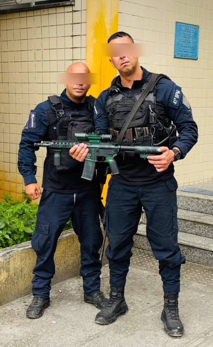 fantasma0285's tweet photo. Ação do GAT do 41 bpm na comunidade do Para-Pedro (TCP) dois presos, e um fuzil apreendido. https://t.co/fHaCUbQjLv