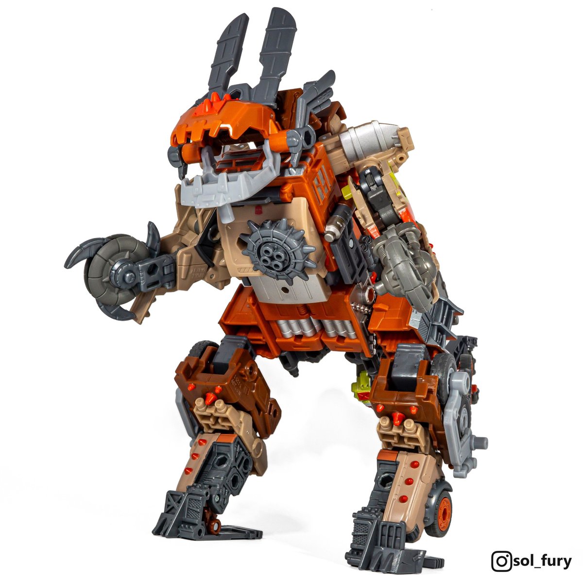 SolFury's tweet photo. "You crazy carbot, I don't know whether to eat you or kiss you."

Junkasaurus - Transformers Legacy Evolution (Combiner, 2023) 

#transformers #toyphotography #transformerstoys #transformerslegacy #transformersgenerations https://t.co/Y2etmeppO3