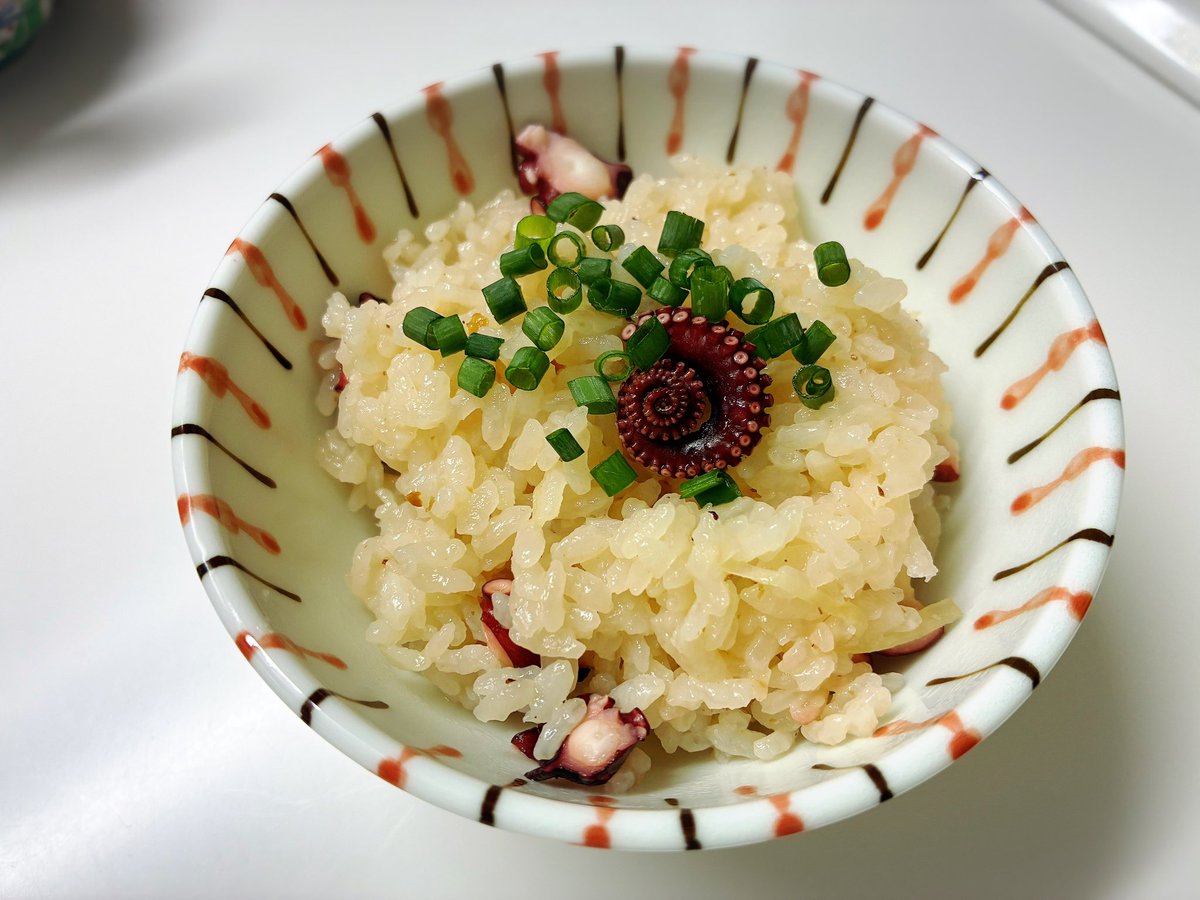 pomme1026's tweet photo. 憧れの #たこ飯 。
最近YouTubeでよく見ている〈みつばvlog〉さんのレシピで上品な味に☺️
中央にはアンモナイト🤭 https://t.co/rm5pVtTS1r