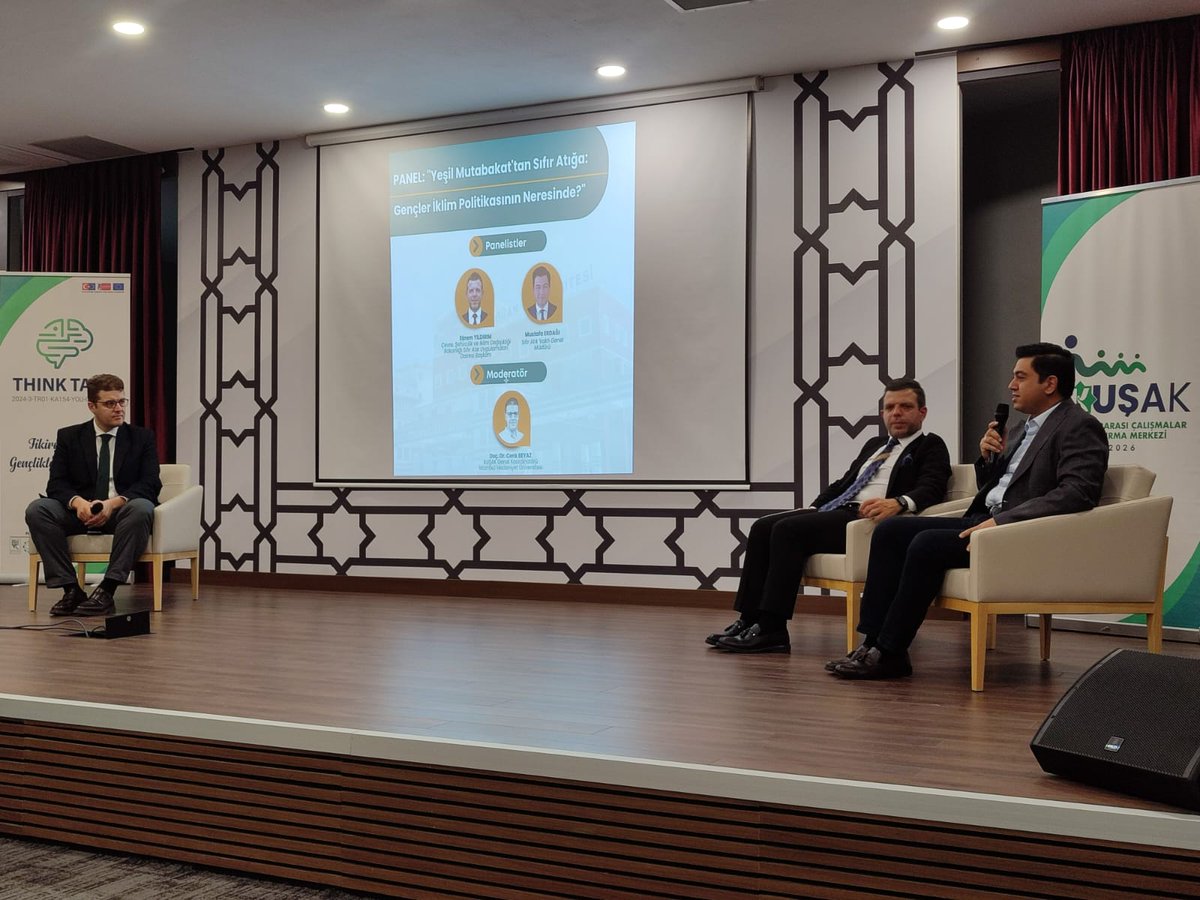 Kusak2026's tweet photo. İlk panelde Doç. Dr. Cenk Beyaz moderatörlüğünde “Yeşil Mutabakat’tan Sıfır Atığa: Gençler İklim Politikasının Neresinde?” paneli düzenlendi. Sıfır Atık Uyg. Daire Bşk. Ekrem Yıldırım ve Sıfır Atık Vakfı GM Mustafa Erdağı ile gençlerin iklim politikalarındaki rolü ele alındı. ♻️ https://t.co/a5o3dyC4XS
