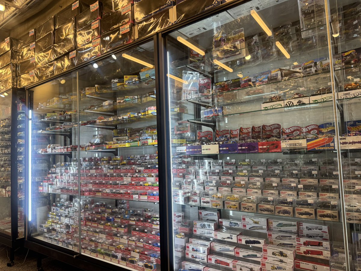 kenbox_minicar's tweet photo. ⭐️東京・新宿ミニカーショップケンボックスです⭐️残りの連休は晴れ予報☀️沢山品出しして皆様のご来店を心よりお待ちしております‼️#トミカ　#新宿　#ミニカー　#ケンボックス　#連休 #セール https://t.co/2eqeUpEPBz