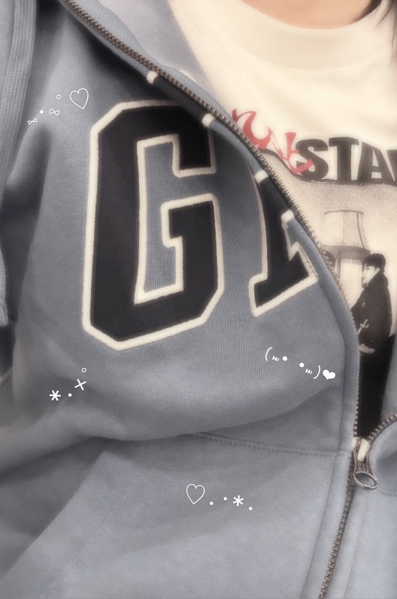 na_1654's tweet photo. なおくんとお揃いCAPパーカー届いたから着てみた！💖
中は弟から借りたビーファT！！笑 https://t.co/iKqGH8KVPw