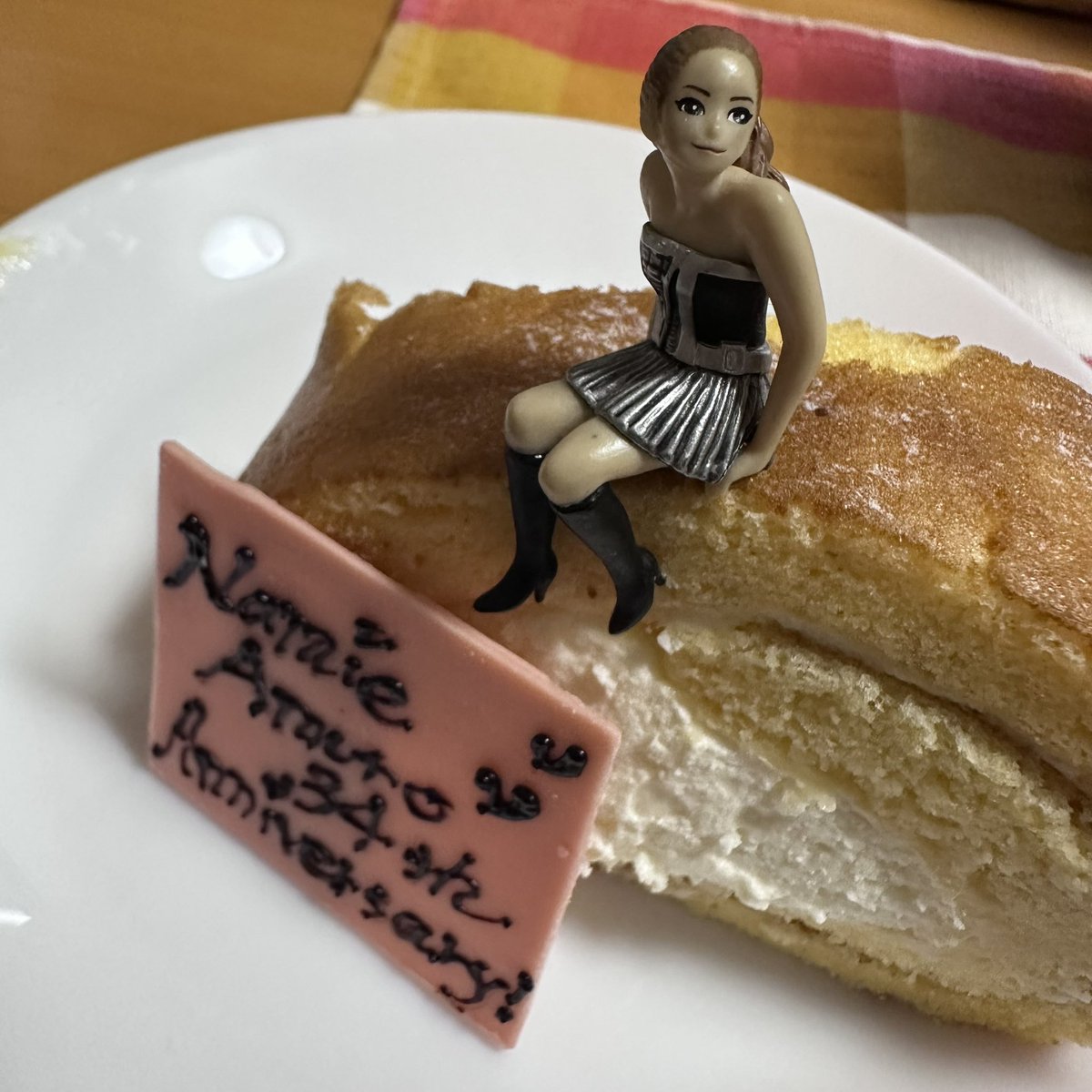koukuma's tweet photo. 「安室奈美恵さんのデビュー日と引退日
ファンにとって忘れられない記念日ね💖
奈美恵ちゃんおめでとう🎉
ロールケーキでお祝い
美味しかったわ😊」
byナミ子C

#安室奈美恵
#namieamuro
#amuro 
#allfor916 https://t.co/VrvcQ5m7zY