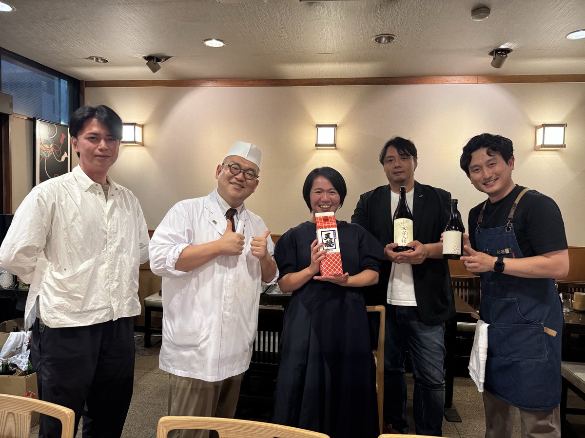 yukinase222's tweet photo. 台風真っ只中でしたが、本日はこの国の酒づくりの起源について学んできました。

板倉酒造の杜氏、小島さん
すし初の大将、山内さん（@susihatu )

ありがとうございました！✨
小島さんがこれから造るお酒が楽しみで仕方ないです。 https://t.co/fe5VY7ZraV