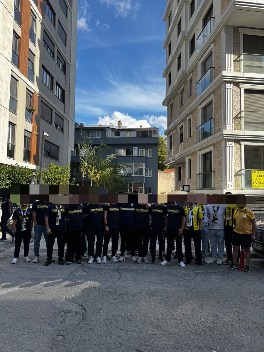 fenerlibabuco's tweet photo. ankara’ya gidersek ankara’ya , rize’ye gidersek rize’ye , izmir’e gidersek izmir’e söveriz bizim tek aşkımız şanlı Fenerbahçe’dir. bizim semtimizin ciğeri değil , döneri meşhur alın gelin kardeşlerinizi biz ısmarlarız :) https://t.co/hNAujyOh9d