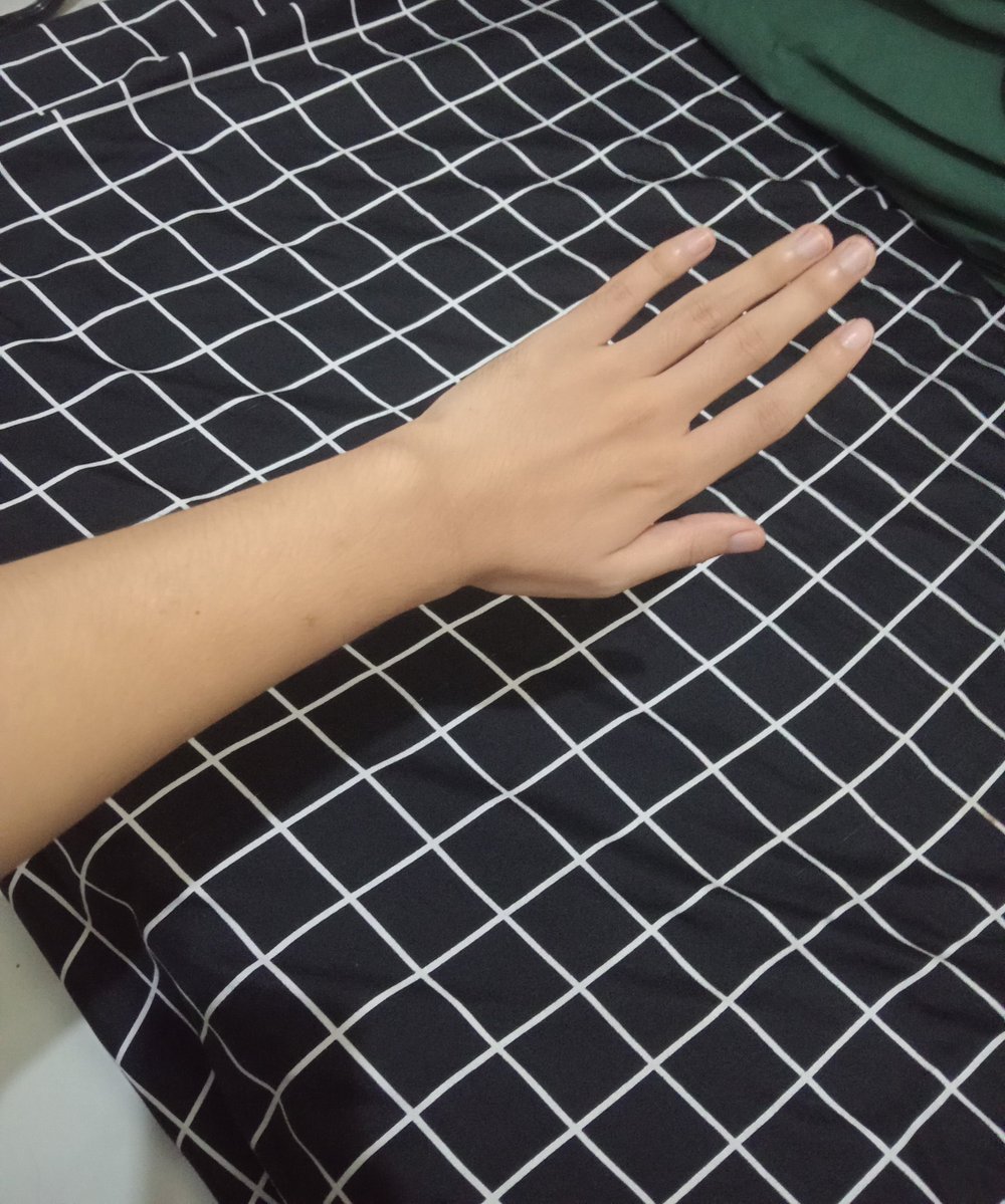 thaitea007's tweet photo. Lagi kesemsem sama tangan sendiri 😆😄 https://t.co/8UdGQDPUC1