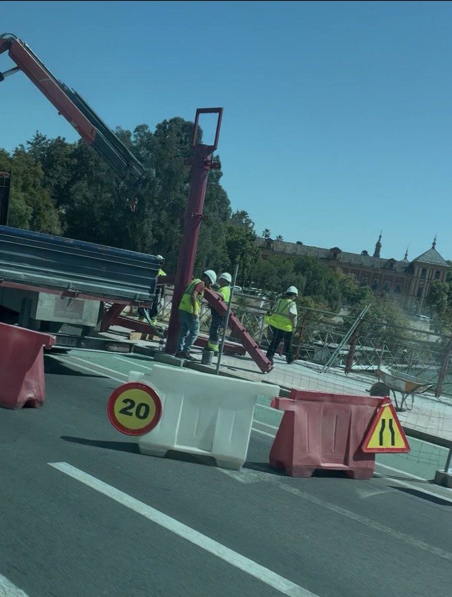 LosRemediosSvq's tweet photo. Vamos por el cuarto intento de colocar toldos en el puente de san Telmo. Esta obra cumbre de la ingeniería civil da sus últimos pasos para que vecinos y vecinas podamos transitar sin que nos moleste el sol cuando ya no moleste. https://t.co/djLgAbpbcz