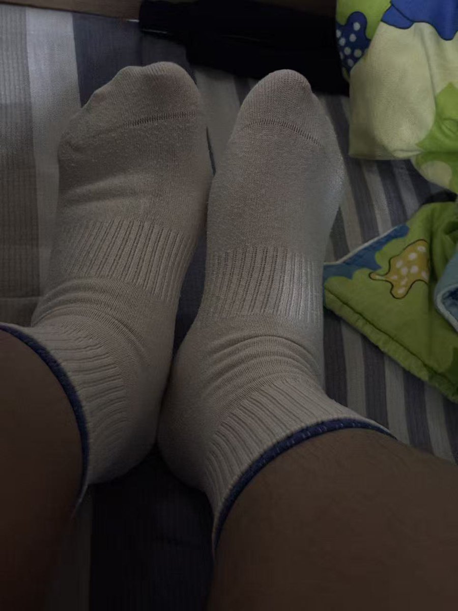 eY_Yexun's tweet photo. 骚狗又把狗爪子发过来了 想被自己踩 你他妈这个没用的废物脑子里整天除了想被你爹踩还有别的东西吗烂货 就这么骂你两句你也爽的不行啊骚逼 赶紧爬过来领巴掌挨扇 就是喜欢爸爸这样羞辱你是吗 小狗爪隔着袜子还有一抹粉色啊 这么红润还真想好好玩弄一番 如果用撸猫手套狠狠揉搓的话表情一定会很淫荡吧😊 https://t.co/iOD2DLLQnC