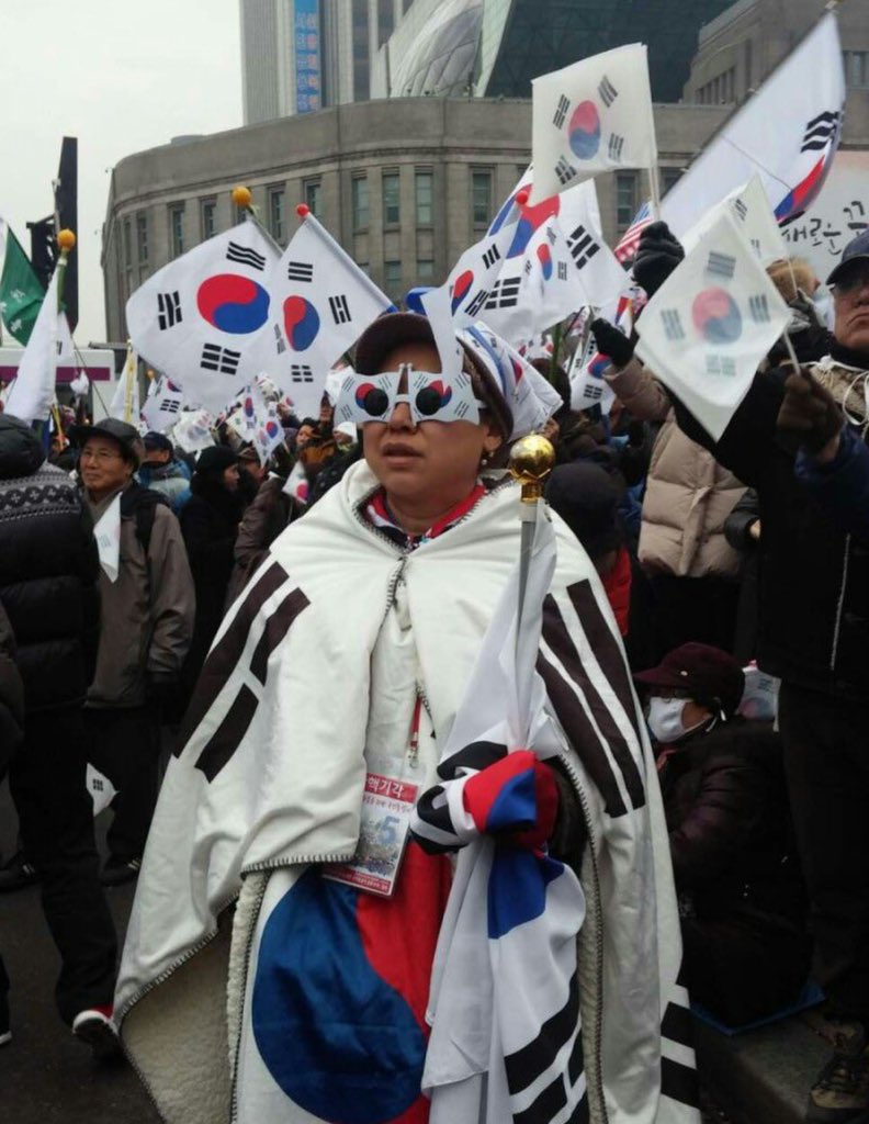 moonpalace__'s tweet photo. 한국 살았을 때 :           해외 거주 후 : 
                                       나는 대한민국입니다 https://t.co/RzutG4sJRy