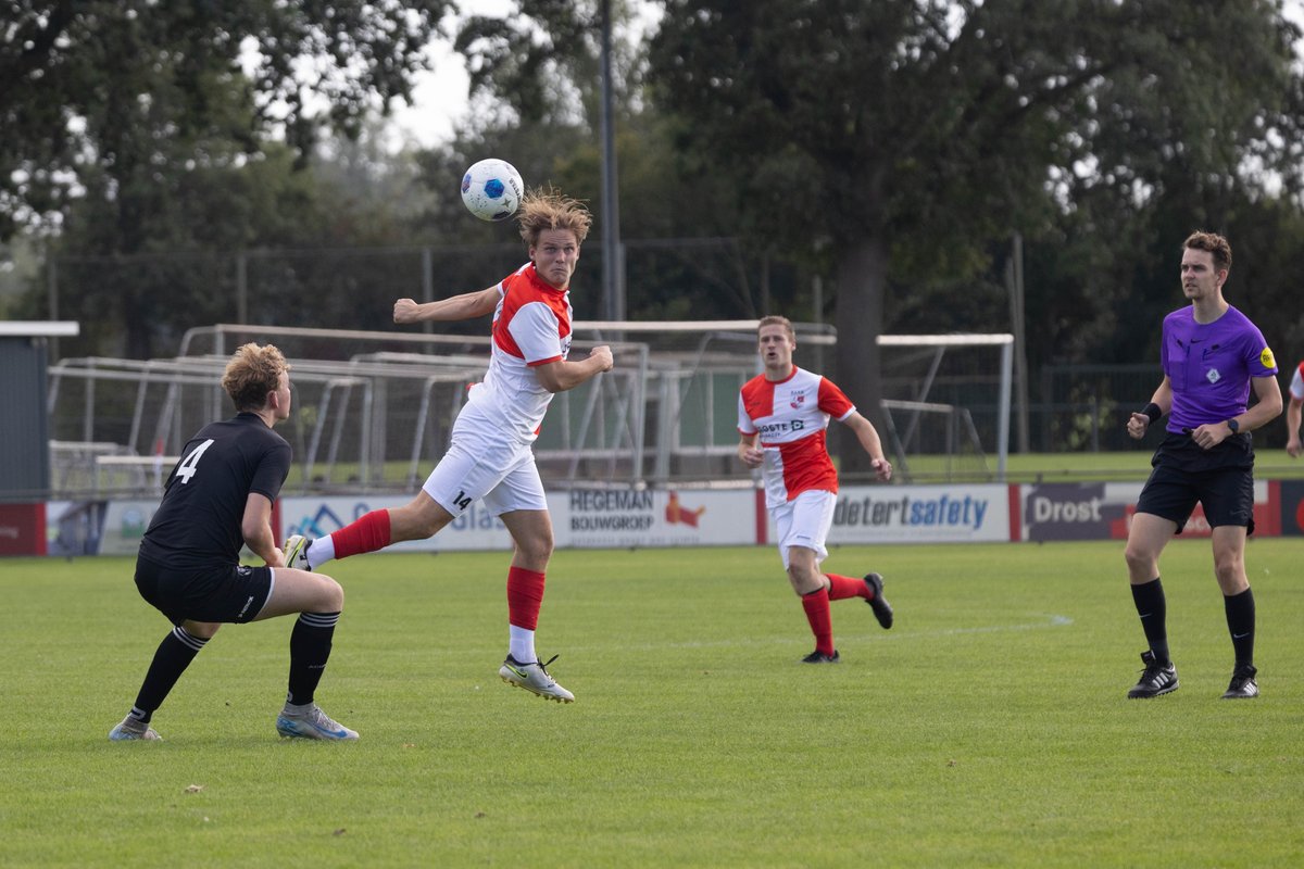 EindeVantWim's tweet photo. Was gisteren aanwezig bij @dsvd1935 tegen @ksvAchilles12 uitslag 1 - 0. "Ein intensives Spiel mit einem Lattentreffer" zou een Duitser zeggen. Op basis van de kansen en 1e helft een verdiende zege voor DSVD. Al mijn foto's staan op mijn Facebook site "Wim van 't Einde Fotograaf". https://t.co/7lMmsk1Y7L