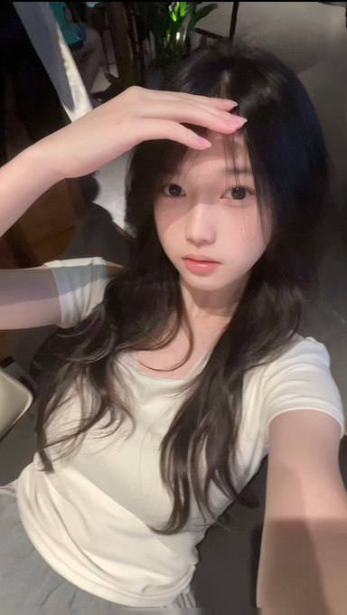 Cristin5065642's tweet photo. 本人19岁            
是高三女学生      
日常除了在遛猫就在追动漫         
不知道会不会有男生加v跟我聊天🥹              
 是本人。 真的是本人 https://t.co/k0bocBRVms