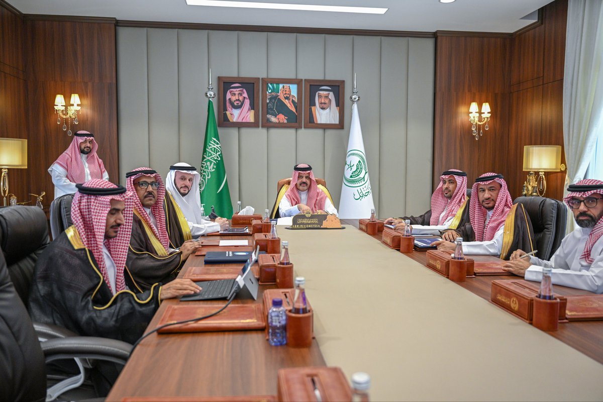 emara_hail's tweet photo. سمو #أمير_منطقة_حائل يعقد اجتماعًا مع قيادات القطاع الشمالي بشركة المياه الوطنية، ويطّلع على أداء الشركة وسير تنفيذ المشاريع الحالية التي تتجاوز قيمتها 1.6 مليار ريال، بما يسهم في رفع مستوى الخدمات وتعزيز رضا المستفيدين. https://t.co/RflMD0kzZe