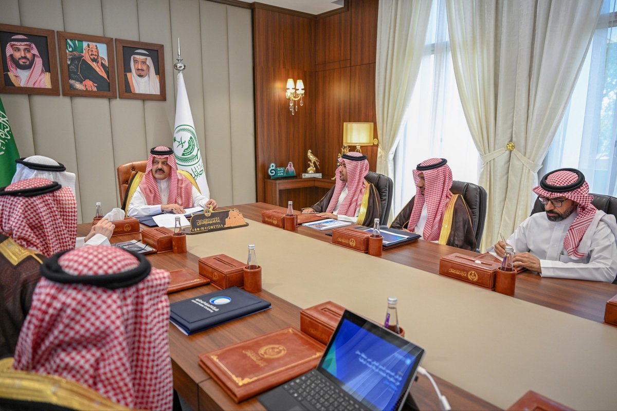 emara_hail's tweet photo. سمو #أمير_منطقة_حائل يعقد اجتماعًا مع قيادات القطاع الشمالي بشركة المياه الوطنية، ويطّلع على أداء الشركة وسير تنفيذ المشاريع الحالية التي تتجاوز قيمتها 1.6 مليار ريال، بما يسهم في رفع مستوى الخدمات وتعزيز رضا المستفيدين. https://t.co/RflMD0kzZe
