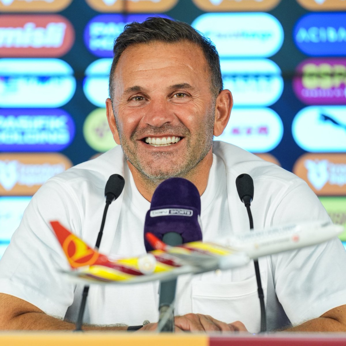 mknews_tr's tweet photo. Galatasaray’da, Barcelona karşısında Şampiyonlar Ligi’ndeki ikinci mağlubiyetin gelmesi halinde Okan Buruk ile yollar ayrılacak.

Didier Deschamps, Galatasaray’ın liste başı tercihi olarak alternatifler arasında bulunuyor. (Le Parisien) https://t.co/KN3lI3sH4h