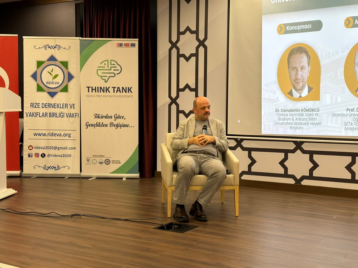 Kusak2026's tweet photo. İkinci panelde  Prof. Dr. Faruk Taşcı moderatörlüğünde “Sürdürülebilir, Verimli ve Katılımcı Üniversitede Genç Olmak” konusu ele alındı. Oturumda Dr. Cemalettin Kömürcü’nün deneyimleri eşliğinde verimlilik, katılımcılık ve toplumsal sorumluluk kavramları değerlendirildi. 🎓 https://t.co/gc5j83IuKI