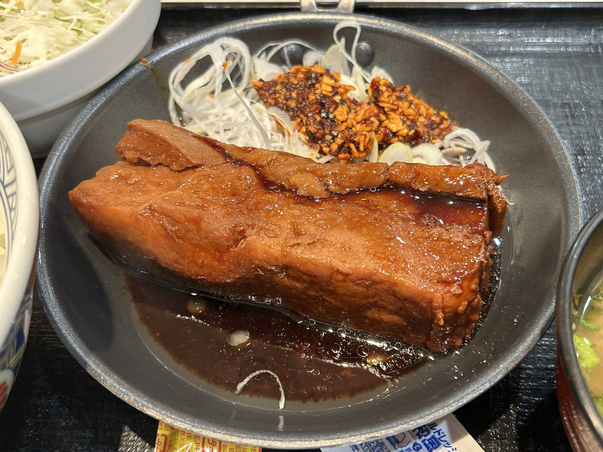 Momo_backup's tweet photo. 吉野家で初めての厚切り豚角煮定食。柔らか角煮が美味しいし、白髪ネギと食べるラー油があるのも良い。ただ味濃いから一度食べたら十分。少しでも健康的な食事にするために、サラダを追加するのおすすめ #吉野家 https://t.co/PKacKBtNc3