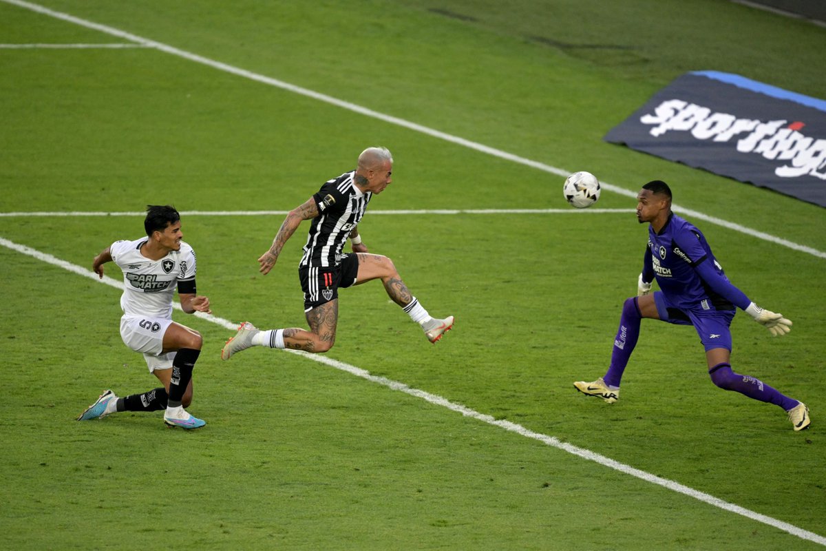 vlukas34's tweet photo. Vargas...
O Galo perdeu aquela final de 2024 pro próprio Atlético...

Nunca vai sair da minha cabeça que internamente sabotaram aquele jogo...
Time nitidamente estava pilhado uns com os outros...

Mas é imperdoável oq o Vargas fez
E quem pagou o pato foi o Milito https://t.co/1MzdcqABuZ