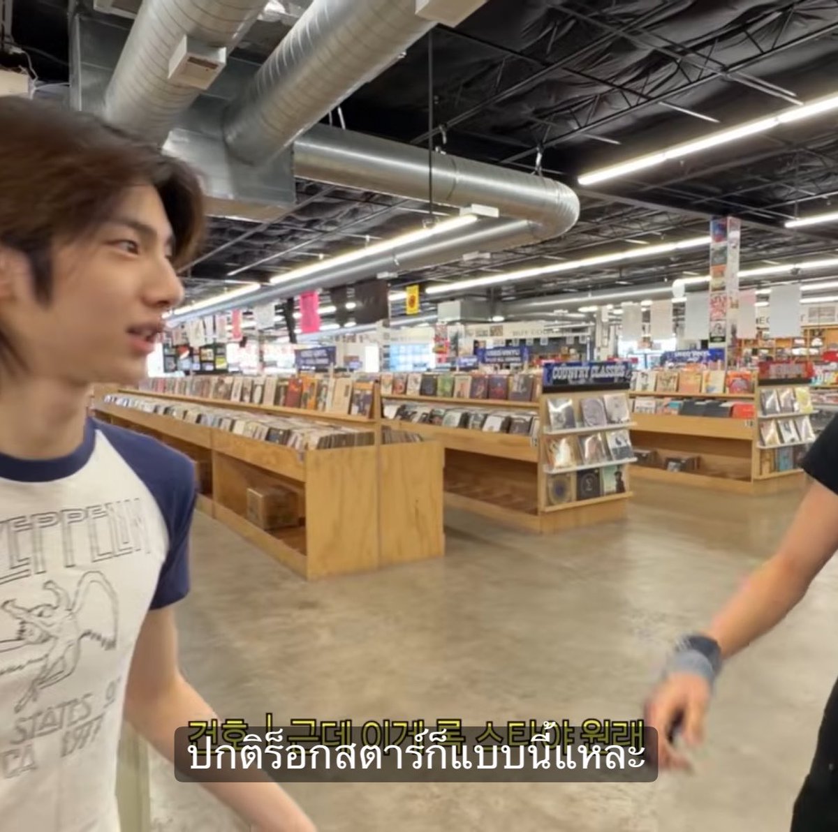 hategarlic's tweet photo. ต้นเหตุความหล่อของจูฮุนคือการใส่เสื้อเด็กนะ กอนโฮเพิ่นว่าร็อกสตาร์ก็ใส่กันแบบนี้แหละ 555555555555555555 https://t.co/DsIO0032qW